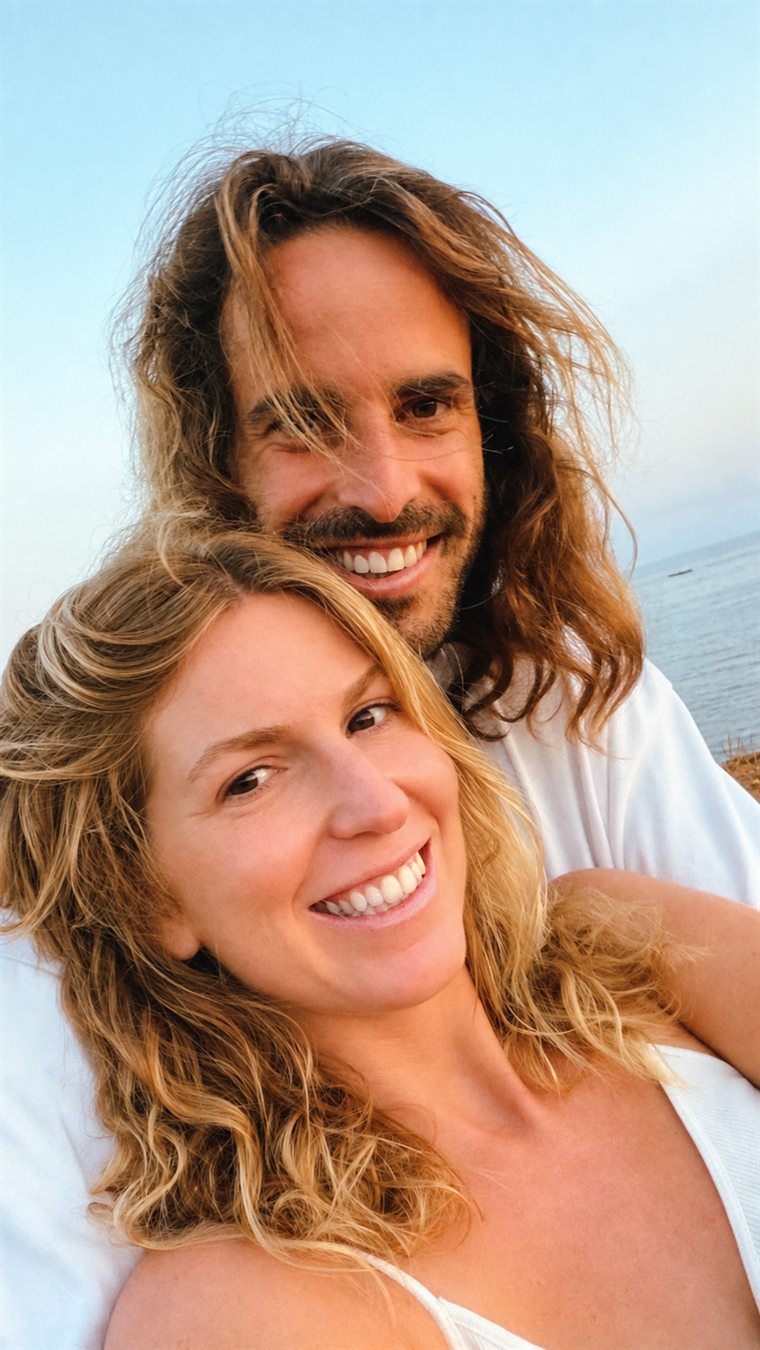 Patricia y Sergio, sonriendo frente al mar en Tarifa